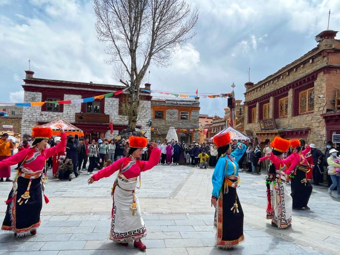 图为千户藏寨景区歌舞表演.jpg